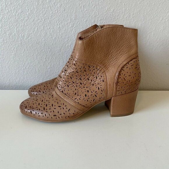 Anthropologie Silent D Ankle Boot Womens 9 39 Pearsy Cognac Laser Perforated NEW - Picture 1 of 8